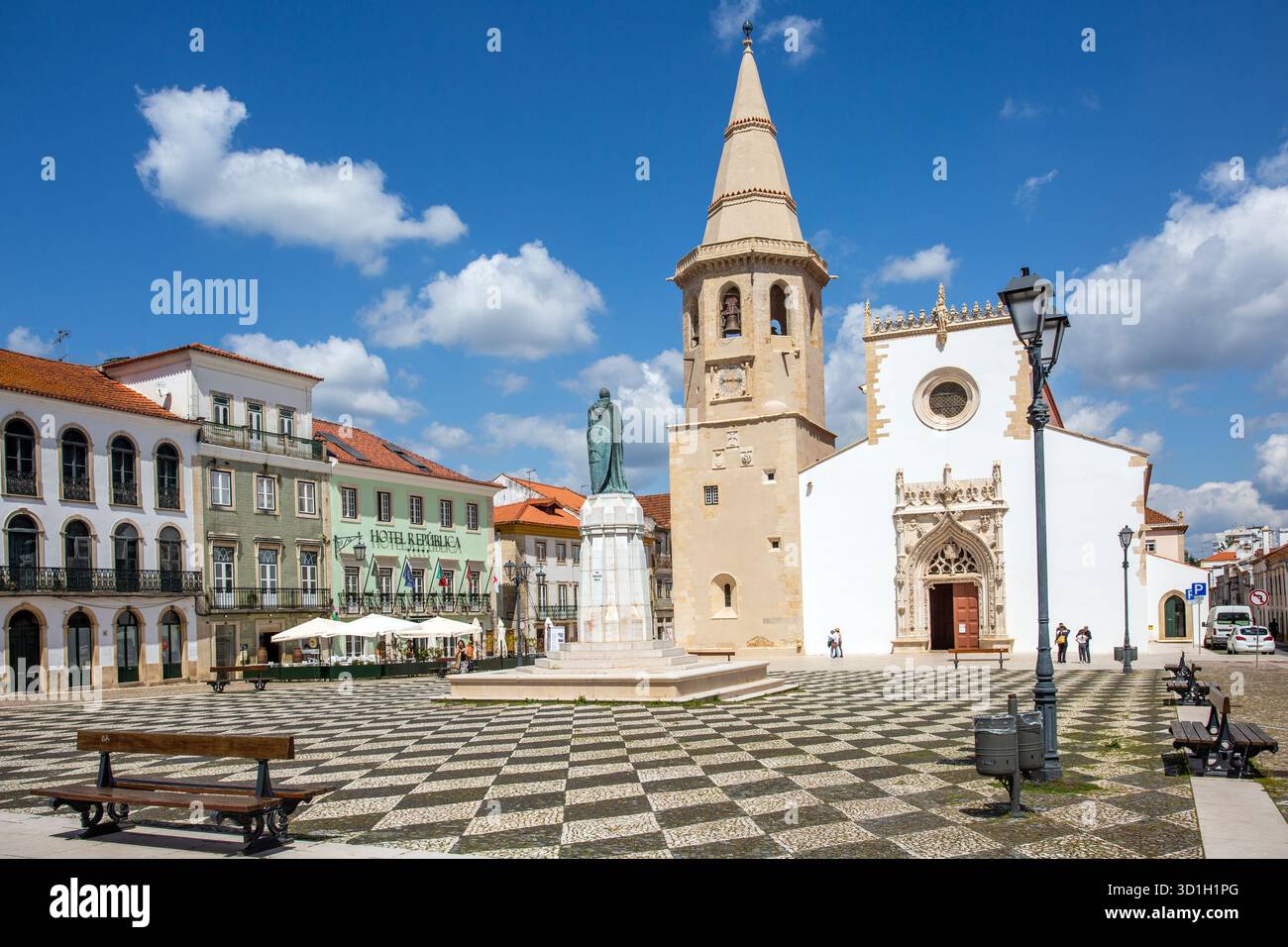 Die Kirche des Heiligen Johannes des täufers und die Statue von Gualdim Pais auf dem Hauptplatz oder Praca da República in der portugiesischen Stadt Tomar Portugal Stockfoto