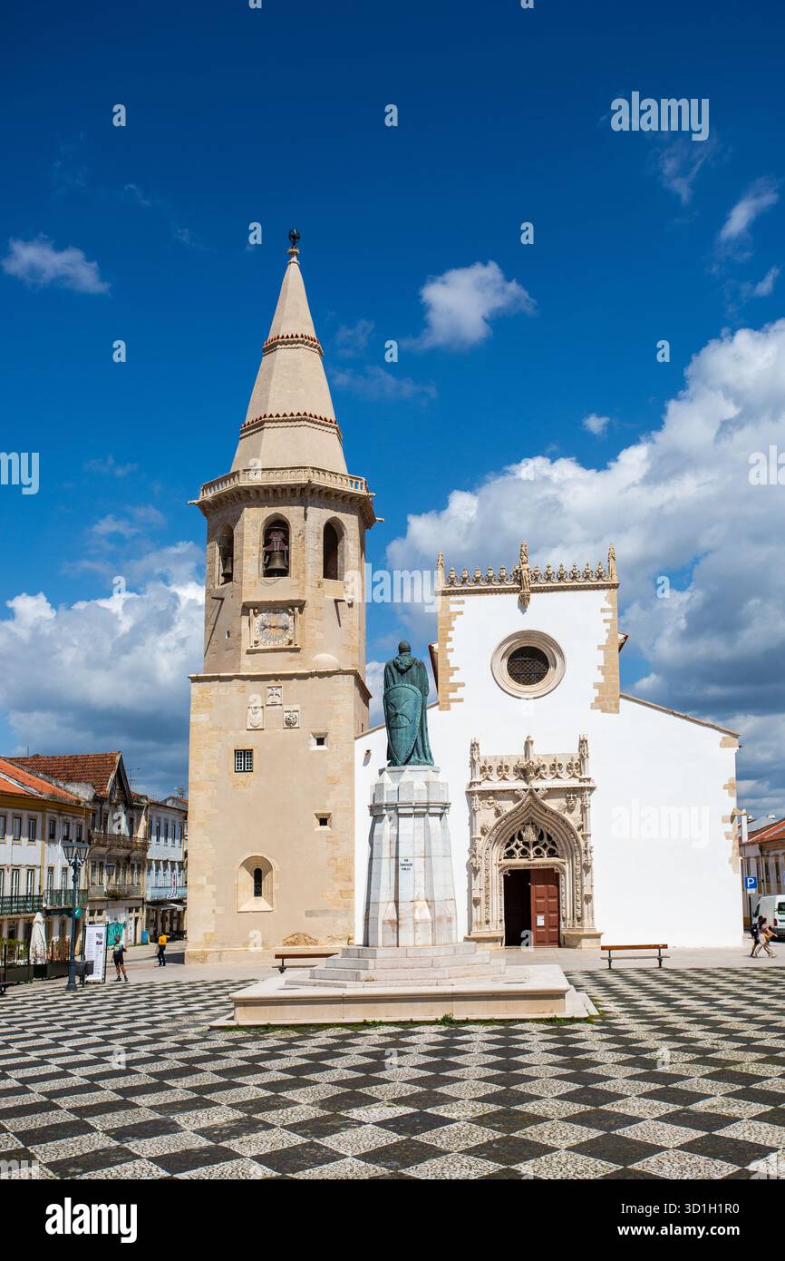 Die Kirche des Heiligen Johannes des täufers und die Statue von Gualdim Pais auf dem Hauptplatz oder Praca da República in der portugiesischen Stadt Tomar Portugal Stockfoto