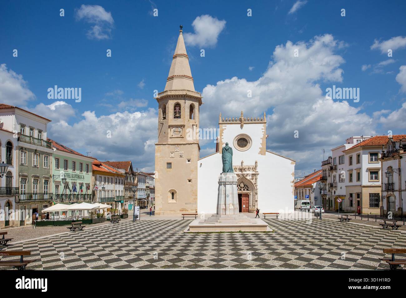 Die Kirche des Heiligen Johannes des täufers und die Statue von Gualdim Pais auf dem Hauptplatz oder Praca da República in der portugiesischen Stadt Tomar Portugal Stockfoto