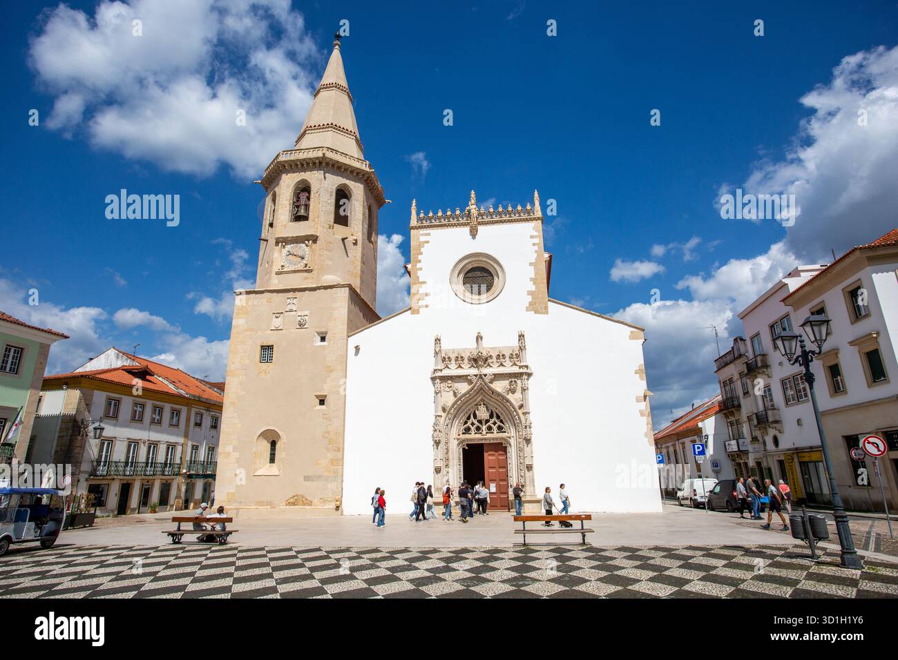 Die Kirche St. Johannes des täufers auf dem Hauptplatz oder die Praca da República in der portugiesischen Stadt Tomar Portugal, die ehemalige Heimat des Tempelritters war Stockfoto