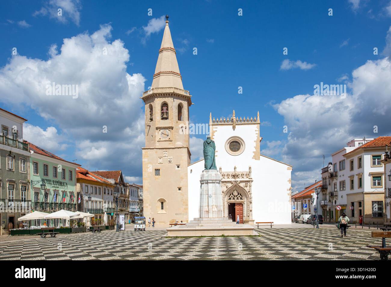 Die Kirche des Heiligen Johannes des täufers und die Statue von Gualdim Pais auf dem Hauptplatz oder Praca da República in der portugiesischen Stadt Tomar Portugal Stockfoto