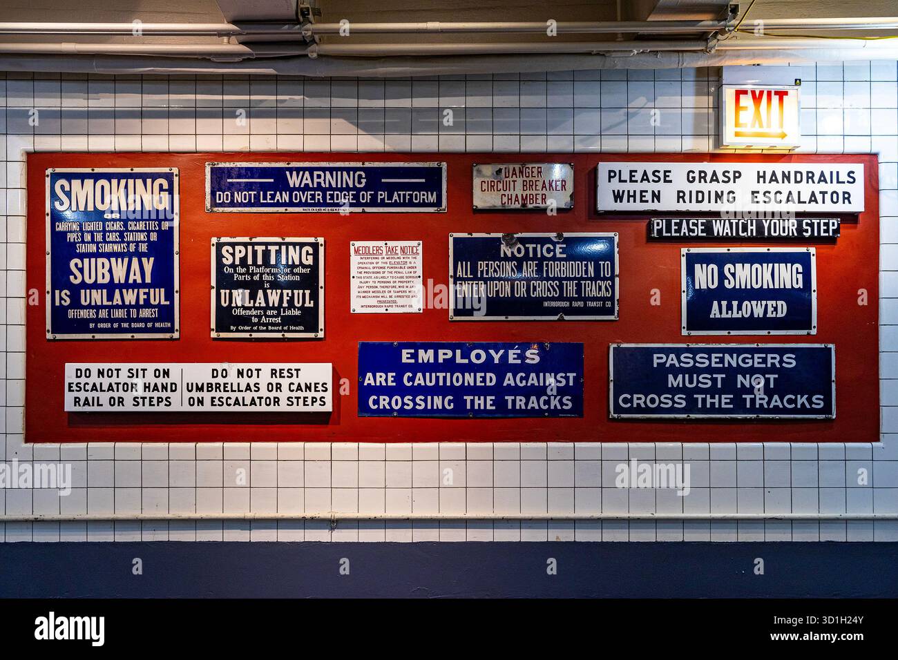 Vintage-Sicherheits- und Warnschilder, die Passagiere über Regeln und Gesetze aus der New York City U-Bahn informieren, die im New York Transit Museum ausgestellt sind Stockfoto
