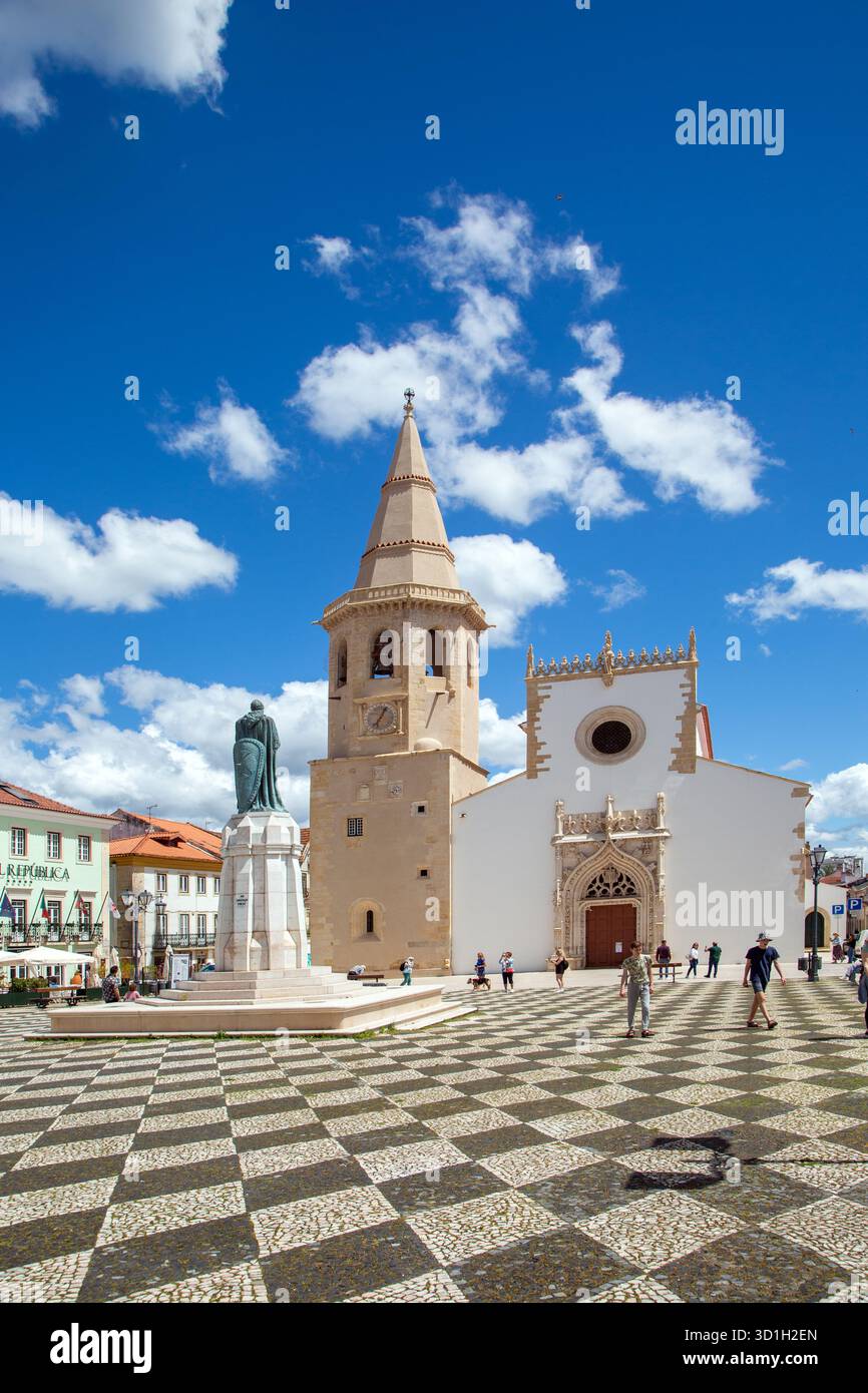 Die Kirche des Heiligen Johannes des täufers und die Statue von Gualdim Pais auf dem Hauptplatz oder Praca da República in der portugiesischen Stadt Tomar Portugal Stockfoto