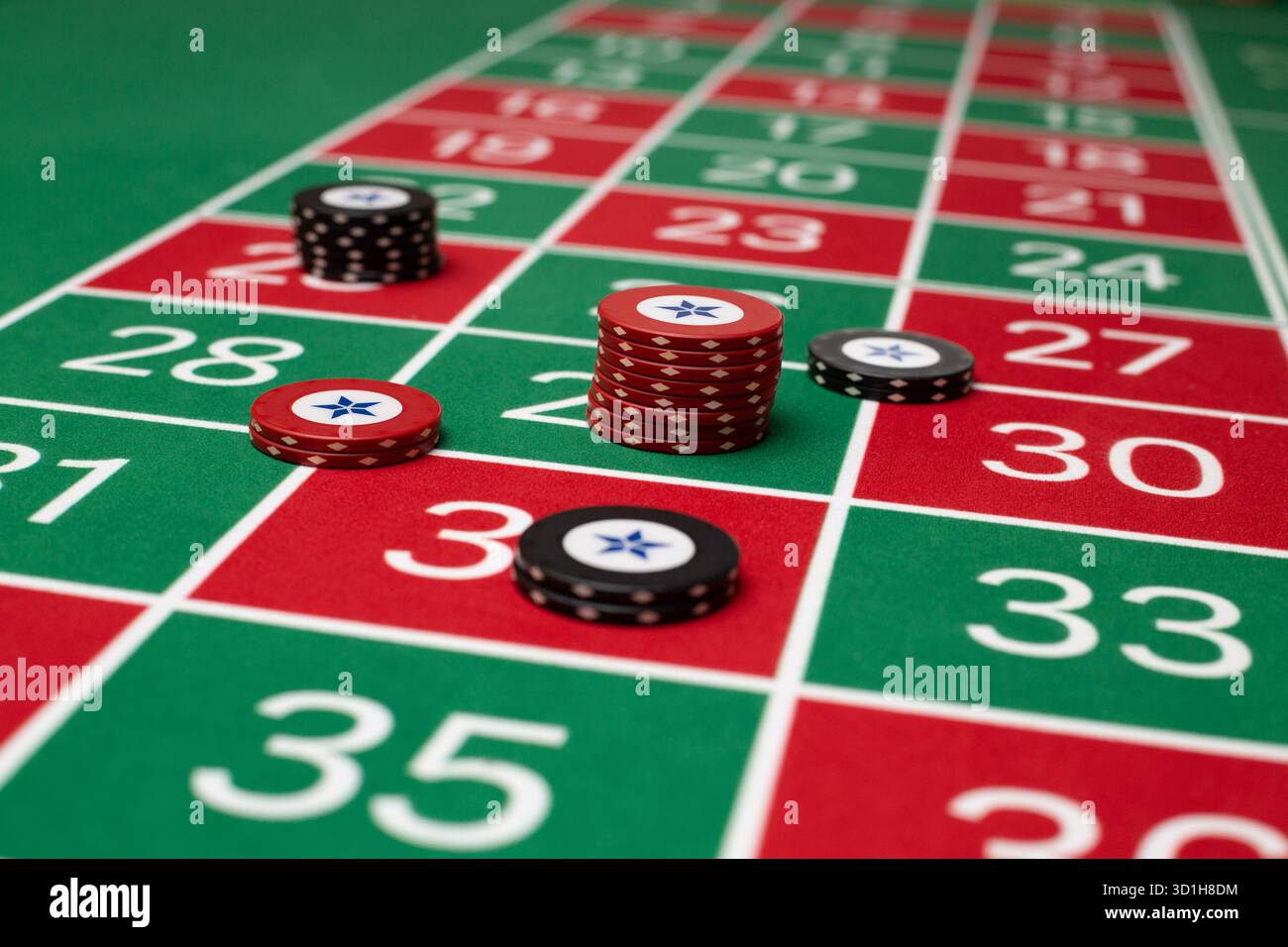GLÜCKSSPIEL, GENERISCHER ROULETTE-TISCH, CHIPS, STRATEGIE: Ein klassischer Roulette-Tisch von Spieler POV mit Chips, die in einer gemeinsamen Wettstrategie in einem Live-Casino angeordnet sind. Stockfoto
