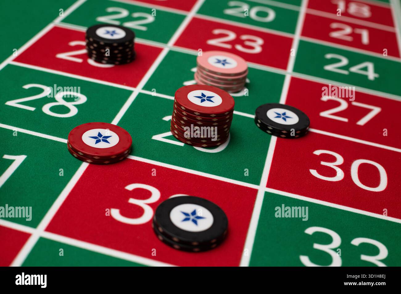 GLÜCKSSPIEL, GENERISCHER ROULETTE-TISCH, CHIPS, STRATEGIE: Ein klassischer Roulette-Tisch von Spieler POV mit Chips, die in einer gemeinsamen Wettstrategie in einem Live-Casino angeordnet sind. Stockfoto