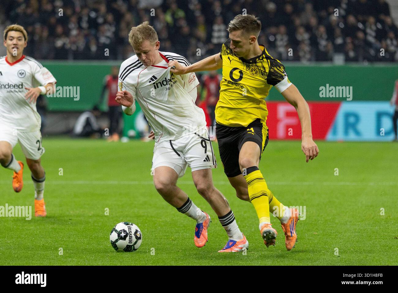 Jonathan Burkardt (Eintracht Frankfurt #9) Und Nico Schlotterbeck (Dortmund 4) im kampf um den Ball, Eintracht Frankfurt - Borussia Dortmund, Frankfurt, Deutsche Bank Park, 28.10.2025 Credit: BEAUTIFUL SPORTS Pressefotoagentur/Alamy Live News Stockfoto