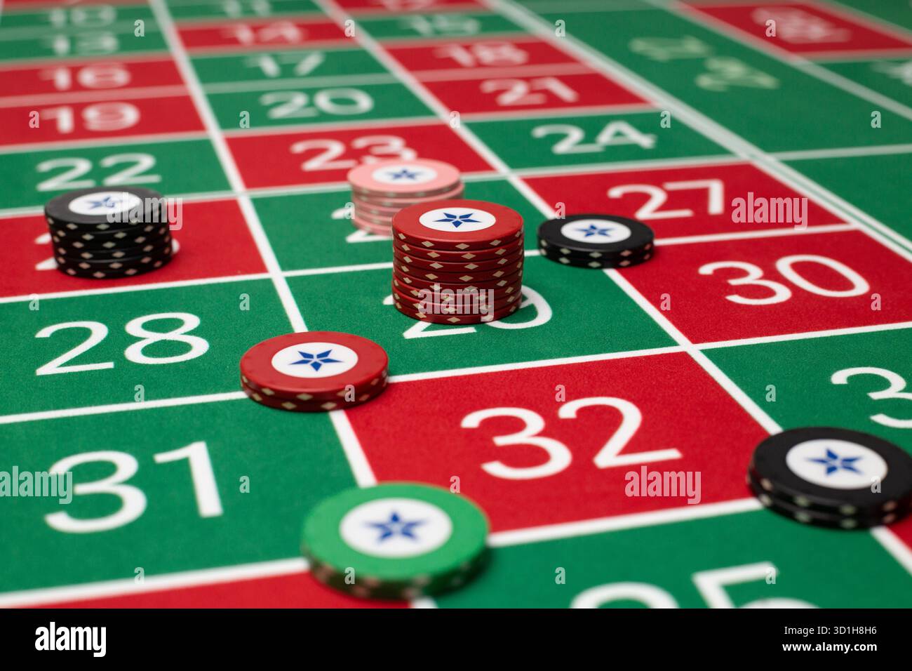 GLÜCKSSPIEL, GENERISCHER ROULETTE-TISCH, CHIPS, STRATEGIE: Ein klassischer Roulette-Tisch von Spieler POV mit Chips, die in einer gemeinsamen Wettstrategie in einem Live-Casino angeordnet sind. Stockfoto