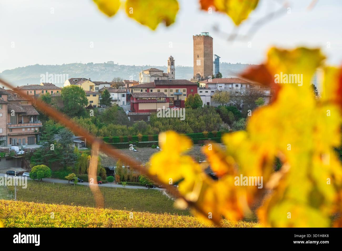 Herbstberge und historisches Dorf auf einem Hügel in Langhe, Piemont, Italien. Malerische Weinregion, UNESCO-Landschaft, Reise- und Landwirtschaftsziel in Stockfoto