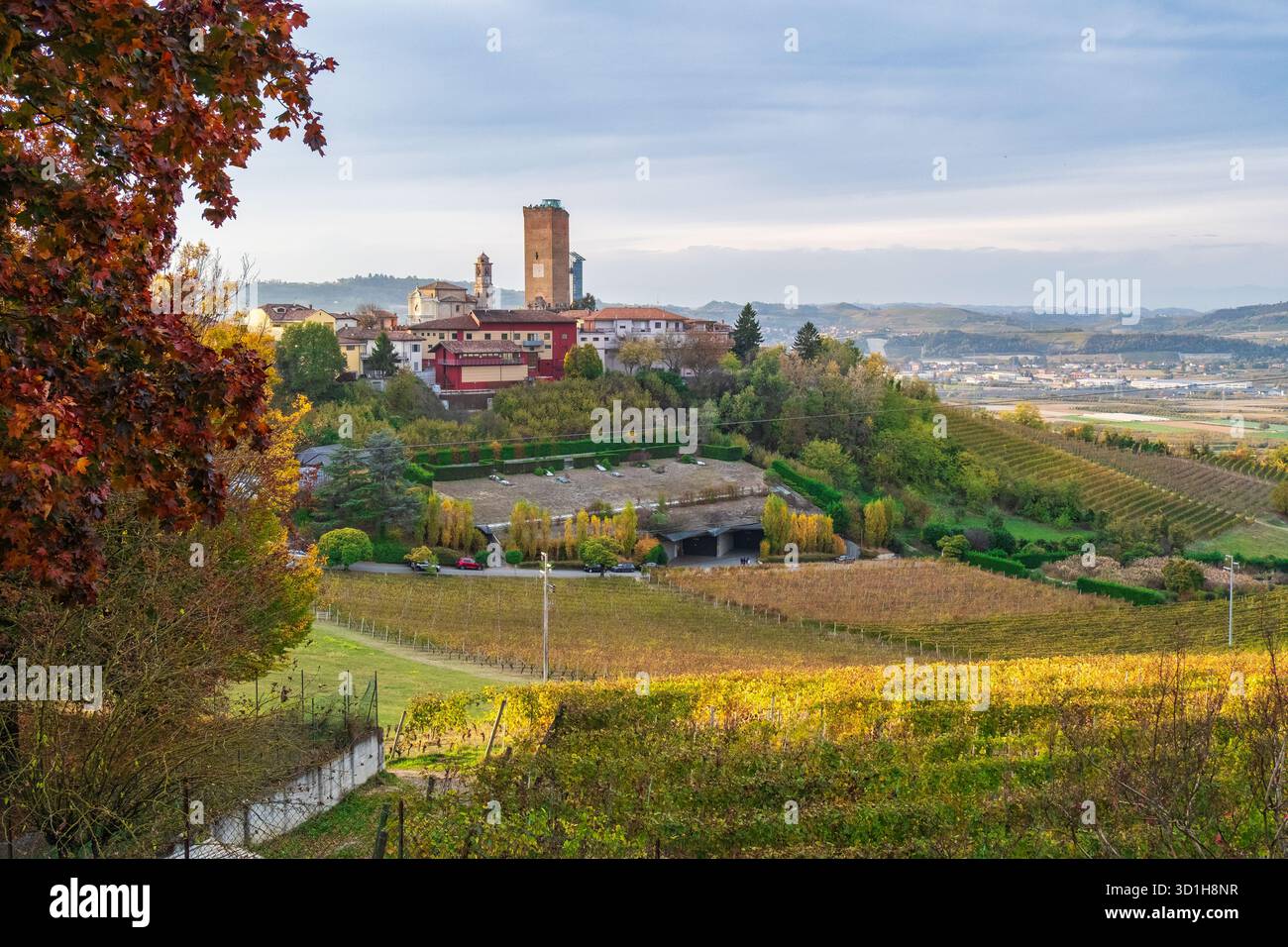 Herbstberge und historisches Dorf auf einem Hügel in Langhe, Piemont, Italien. Malerische Weinregion, UNESCO-Landschaft, Reise- und Landwirtschaftsziel in Stockfoto