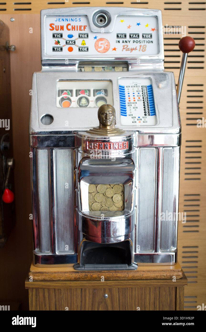 ANTIKER EINARMIGER BANDIT, SPIELAUTOMAT: Ein Display, das einen antiken Münzautomaten mit drei Rollen zeigt. Dieses amerikanische Modell verwendete 5 Cent Nickels. Stockfoto