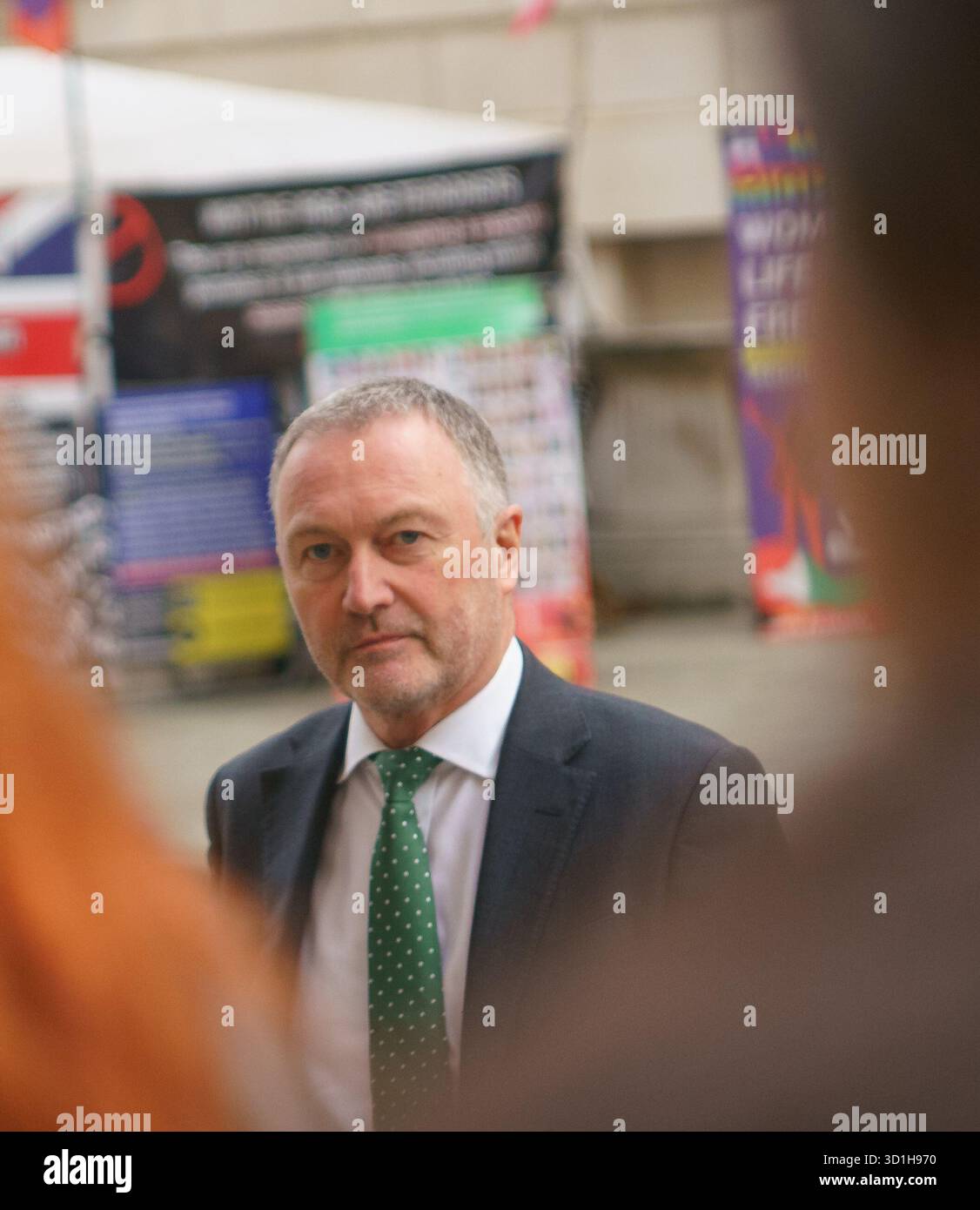 London, Downing Street. Am 28. Oktober 2025 kommen die Minister zu der wöchentlichen Kabinettssitzung an, die IM BILD GEZEIGT WIRD: RT Hon Steve Reed, Secretary of State for Housing, Communities and Local Government. Bridget Catterall AlamyLiveNews. Die wöchentliche Kabinettssitzung IST ABGEBILDET: Bridget Catterall AlamyLiveNews. Stockfoto