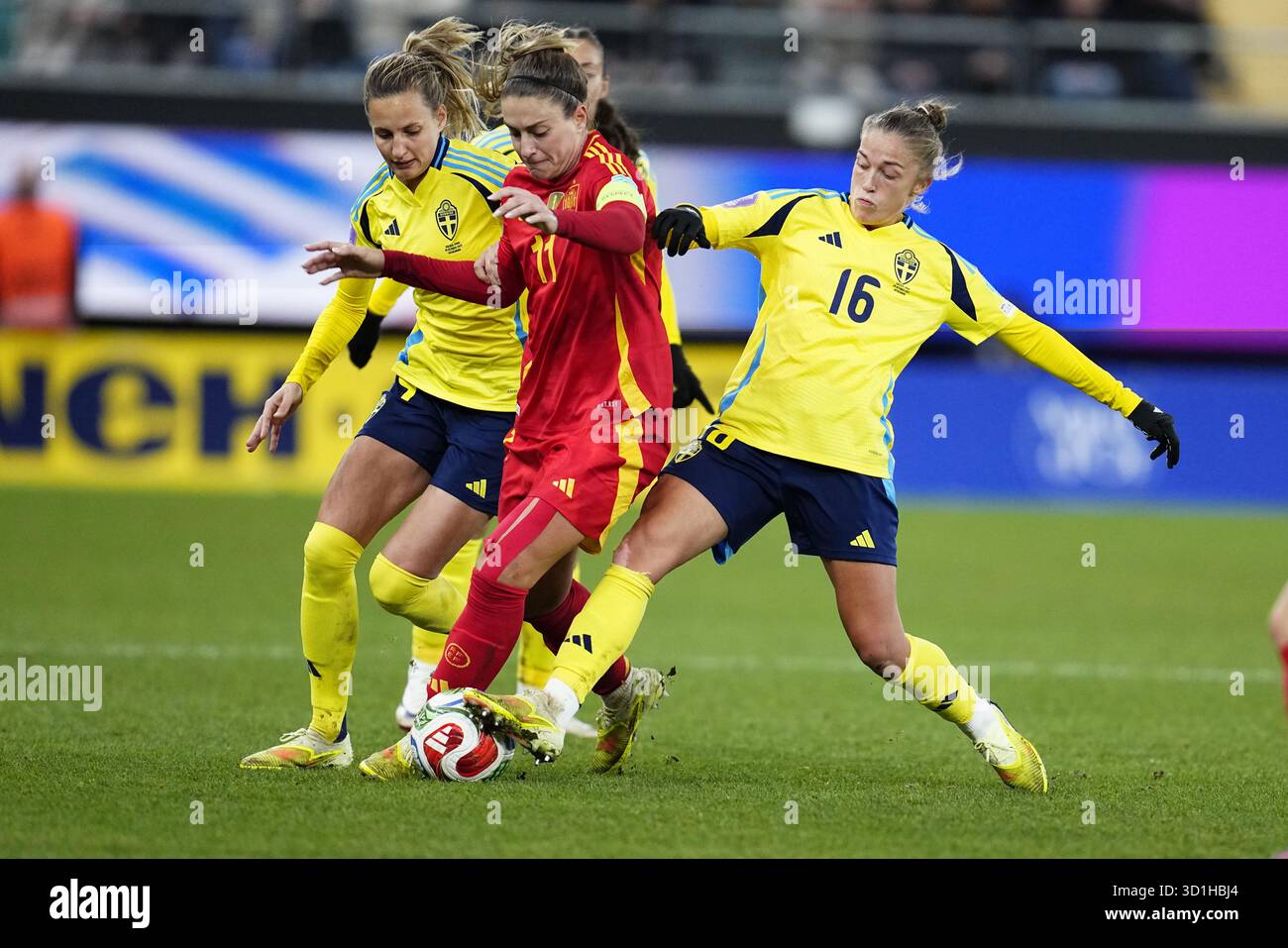 GÖTEBORG, SCHWEDEN 20251028 die schwedische Nathalie Björn und Filippa Angeldahl versuchen, die Spanierin Alexia Putellas im Halbfinale der Women's Nations League zwischen Schweden und Spanien bei Gamla Ullevi in Göteborg, Schweden, am Dienstag, 28. Oktober 2025 zu stoppen. Foto: Björn Larsson Rosvall/TT/Code 9200 dieser Text ist automatisch übersetzt Credit: TT News Agency/Alamy Live News Stockfoto