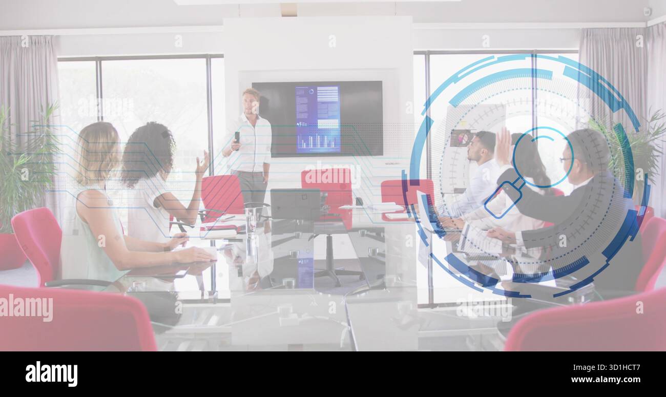 Moderator und Team in Geschäftskleidung zeigen Grafiken, heben die Hände im Konferenzraum, mit Glastisch Stockfoto