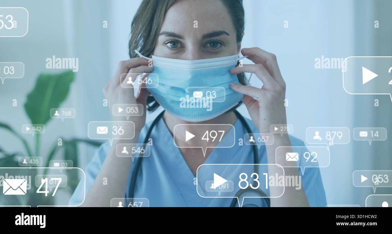 Umreifungsmaskenbänder, Krankenschwester in blauen Scrubs mit Stethoskop in der Klinik mit digitalen Benachrichtigungen Stockfoto