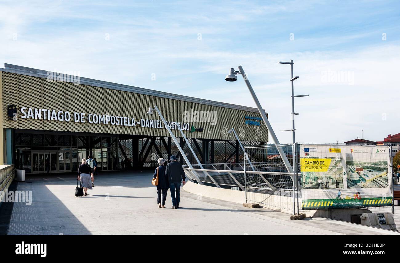 Eintritt zum Bahnhof Santiago de Compostela–Daniel Castelao, Galicien, Spanien, mit Reisenden, moderner Architektur, und der fortlaufende Zugriff funktioniert. Stockfoto