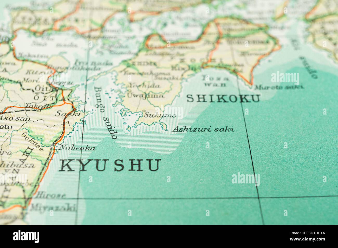 Eine Nahaufnahme einer alten Kyushu-Karte, die Geländemerkmale, Küsten und japanische Zeichen zeigt, wie nah das Meer ist. Stockfoto