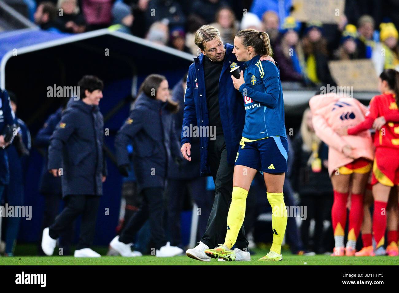 GÖTEBORG, SCHWEDEN 20251028 der schwedische Nationalspieler Tony Gustavsson und Nathalie Björn nach der Niederlage im Halbfinale der Women's Nations League zwischen Schweden und Spanien bei Gamla Ullevi. Foto: Hanna Brunlöf/TT/Code 9200 dieser Text ist automatisch übersetzt Credit: TT News Agency/Alamy Live News Stockfoto