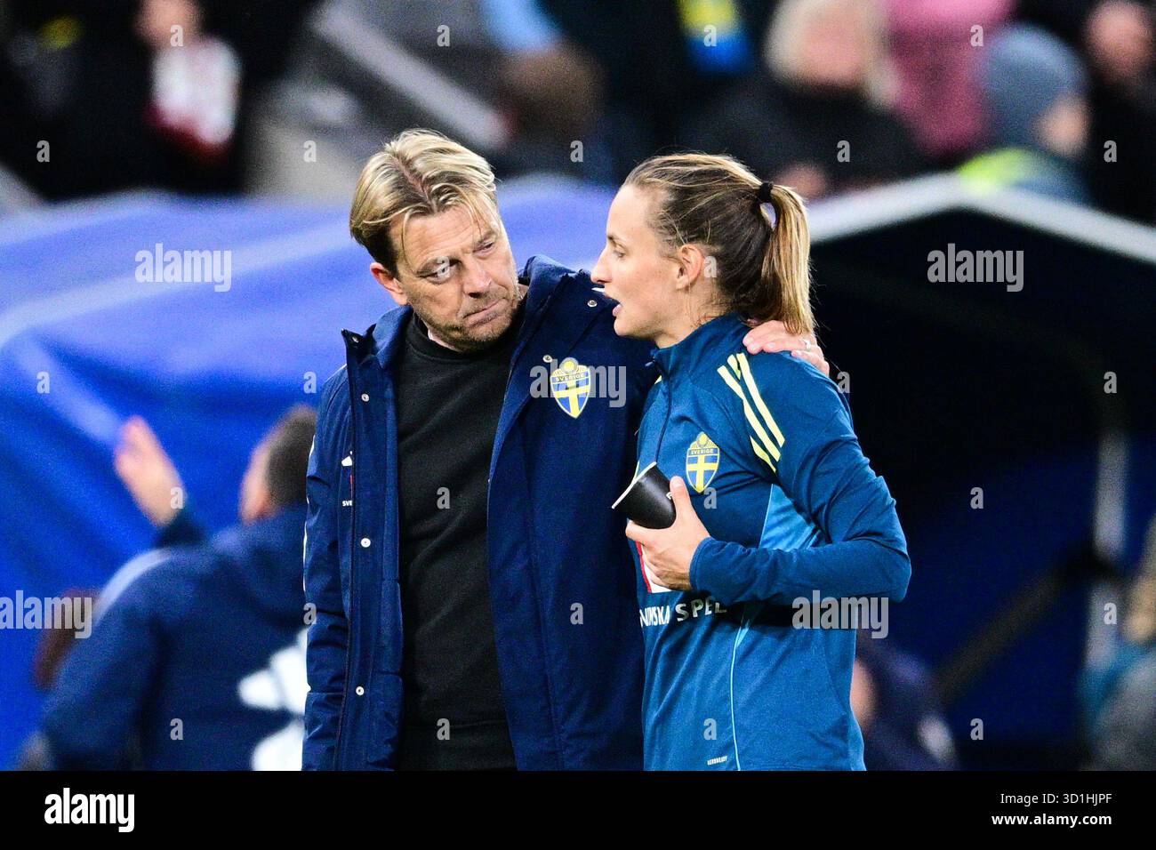 GÖTEBORG, SCHWEDEN 20251028 der schwedische Nationalspieler Tony Gustavsson und Nathalie Björn nach der Niederlage im Halbfinale der Women's Nations League zwischen Schweden und Spanien bei Gamla Ullevi. Foto: Hanna Brunlöf/TT/Code 9200 dieser Text ist automatisch übersetzt Credit: TT News Agency/Alamy Live News Stockfoto