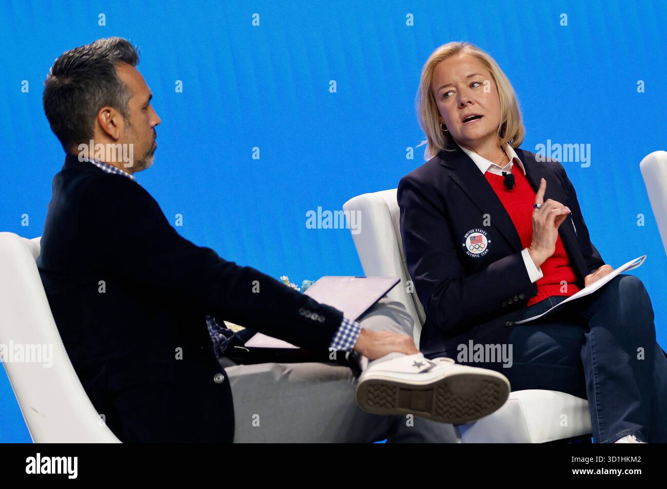 New York, Usa. Oktober 2025. Sarah Hirshland, Right, Chief Executive Officer des United States Olympic & Paralympic Committee, spricht am Dienstag, den 28. Oktober 2025, auf dem Team USA Media Summit im Javits Center in New York. Die Veranstaltung hilft US-Athleten bei ihrer Suche nach den Olympischen Winterspielen 2026 in Mailand Cortina, Italien, ins Blickfeld zu rücken. Foto: Peter Foley/UPI. Quelle: UPI/Alamy Live News Stockfoto