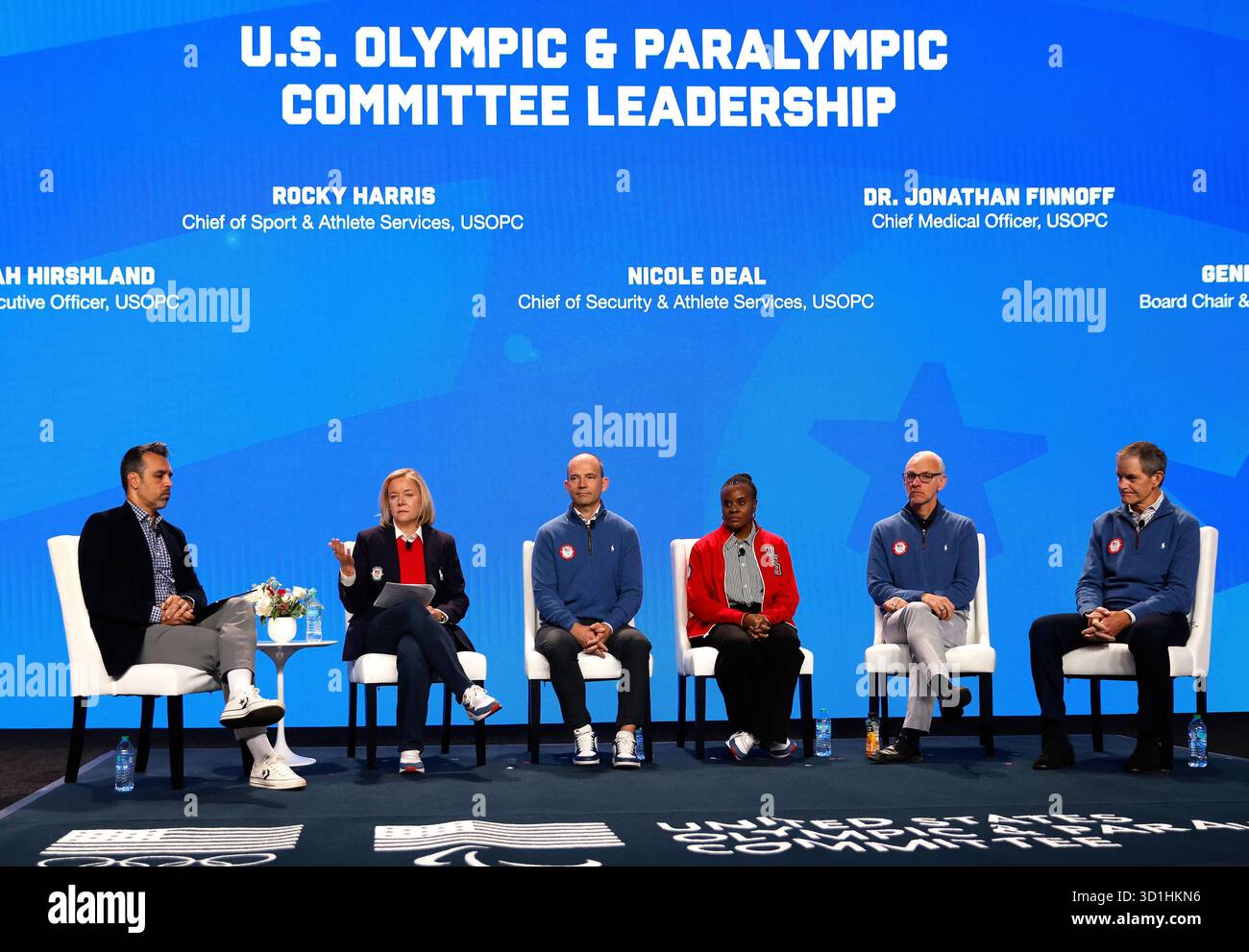 New York, Usa. Oktober 2025. Sarah Hirshland (2. Links), Chief Executive Officer des United States Olympic & Paralympic Committee, spricht am Dienstag, den 28. Oktober 2025 in New York City auf dem Team USA Media Summit im Javits Center. Die Veranstaltung hilft US-Athleten bei ihrer Suche nach den Olympischen Winterspielen 2026 in Mailand Cortina, Italien, ins Blickfeld zu rücken. Foto: Peter Foley/UPI. Quelle: UPI/Alamy Live News Stockfoto