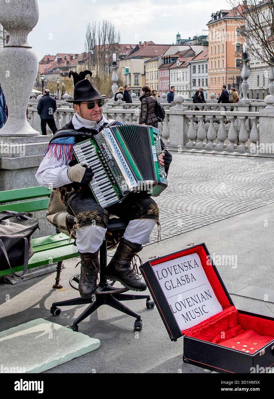 Mann, der das Akkordeon in Ljubijana Slowenien spielt Stockfoto