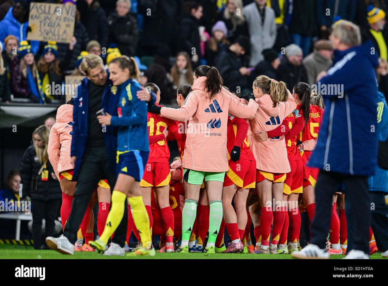 GÖTEBORG, SCHWEDEN 20251028Spanien feiert den Sieg, während die schwedische Nathalie Björn nach dem Halbfinale der Women's Nations League zwischen Schweden und Spanien am Dienstag, den 28. Oktober 2025 in Göteborg, Schweden, von Nationalmannschaftskapitän Tony Gustavsson tröstet wird. Foto: Hanna Brunlöf/TT/Kod 9200 dieser Text ist automatisch übersetzt Credit: TT News Agency/Alamy Live News Stockfoto