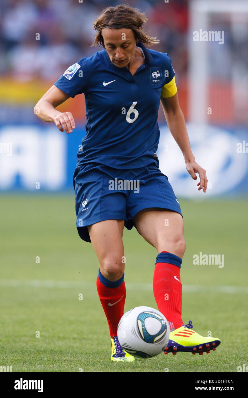 Die französische Mannschaftskapitän Sandrine Soubeyrand übergibt den Ball während eines Spiels der FIFA Frauen-Weltmeisterschaft Gruppe A gegen Deutschland am 5. Juli 2011 im Stadion im Borussia Park in Mönchengladbach. Nur redaktionelle Verwendung. Kommerzielle Nutzung verboten. Stockfoto