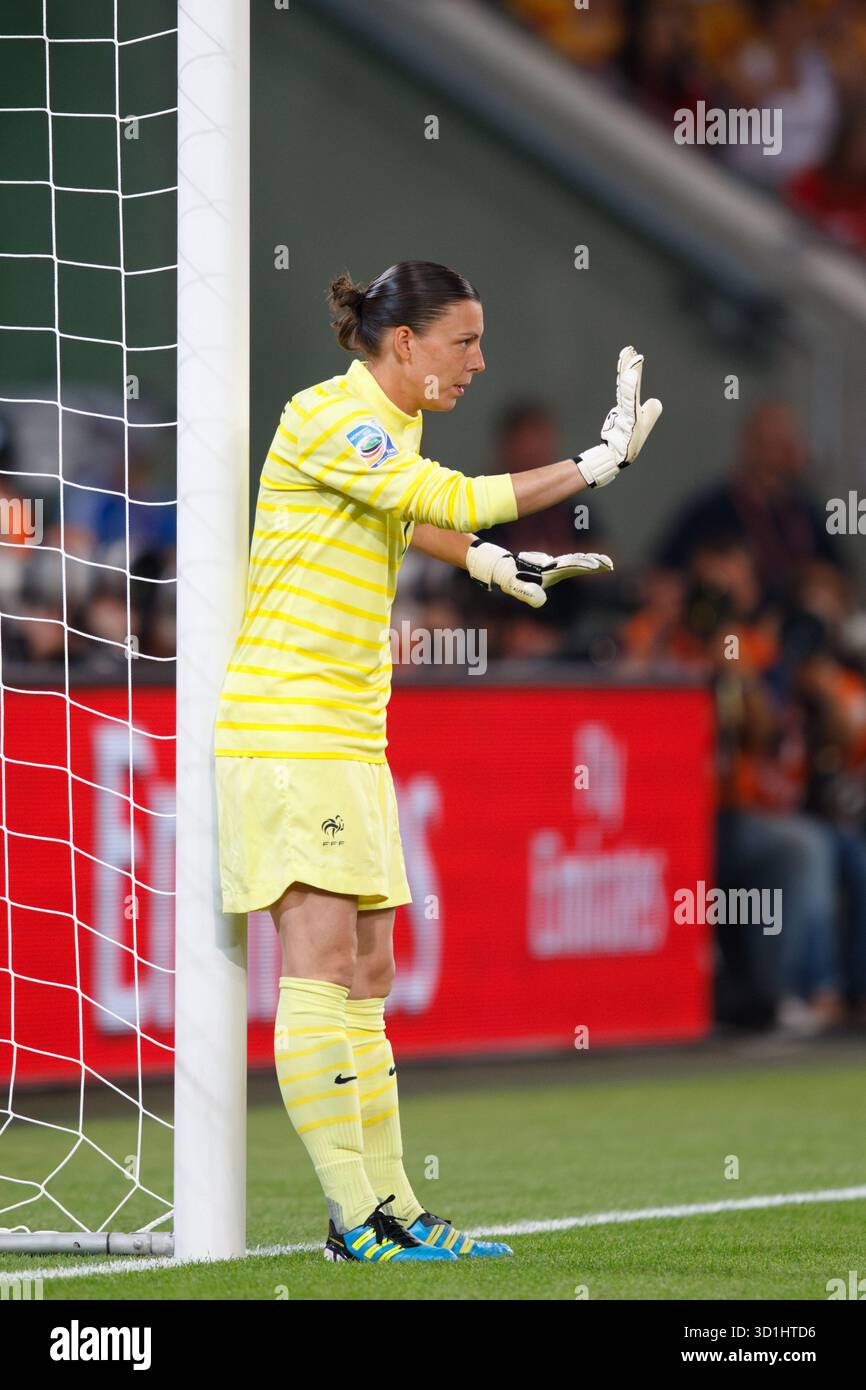 Die französische Torhüterin Celine Deville führt ihre Verteidigung beim Spiel der FIFA Frauen-Weltmeisterschaft Gruppe A gegen Deutschland am 5. Juli 2011 im Stadion im Borussia Park in Mönchengladbach. Nur redaktionelle Verwendung. Kommerzielle Nutzung verboten. Stockfoto
