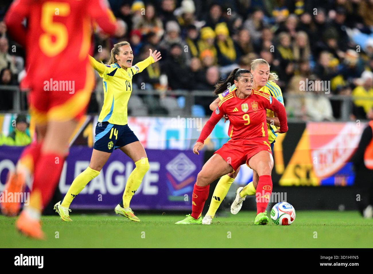 Göteborg, Schweden, Dienstag, 28. Oktober 2025.die schwedische Nathalie Björn und Elma Junttila Nelhage sowie die Spanierin Cristina Martin-Prieto mit dem Ball während des Halbfinales der Women's Nations League zwischen Schweden und Spanien in Gamla Ullevi in Göteborg, Schweden, Dienstag, 28. Oktober 2025.Foto: Hanna Brunlöf/TT/Code 9200 dieser Text ist automatisch übersetzt Credit: TT News Agency/Alamy Live News Stockfoto