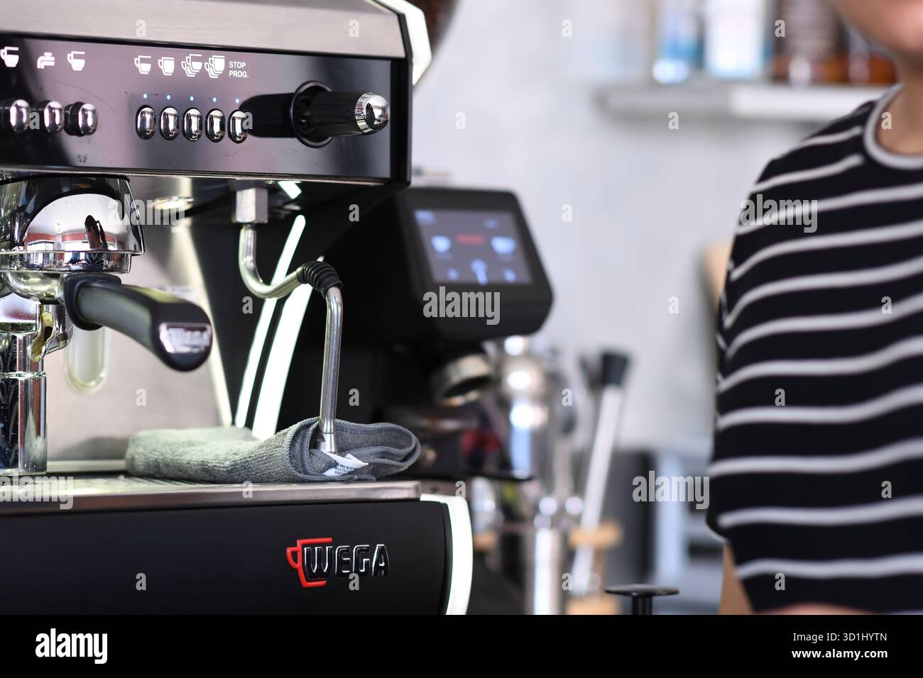 Cremona, Italien - 21. Juli 2025 professionelle Kaffeemaschine, die heißes Wasser für die Zubereitung aromatischer Getränke in einem hellen, modernen Café zubereitet Stockfoto