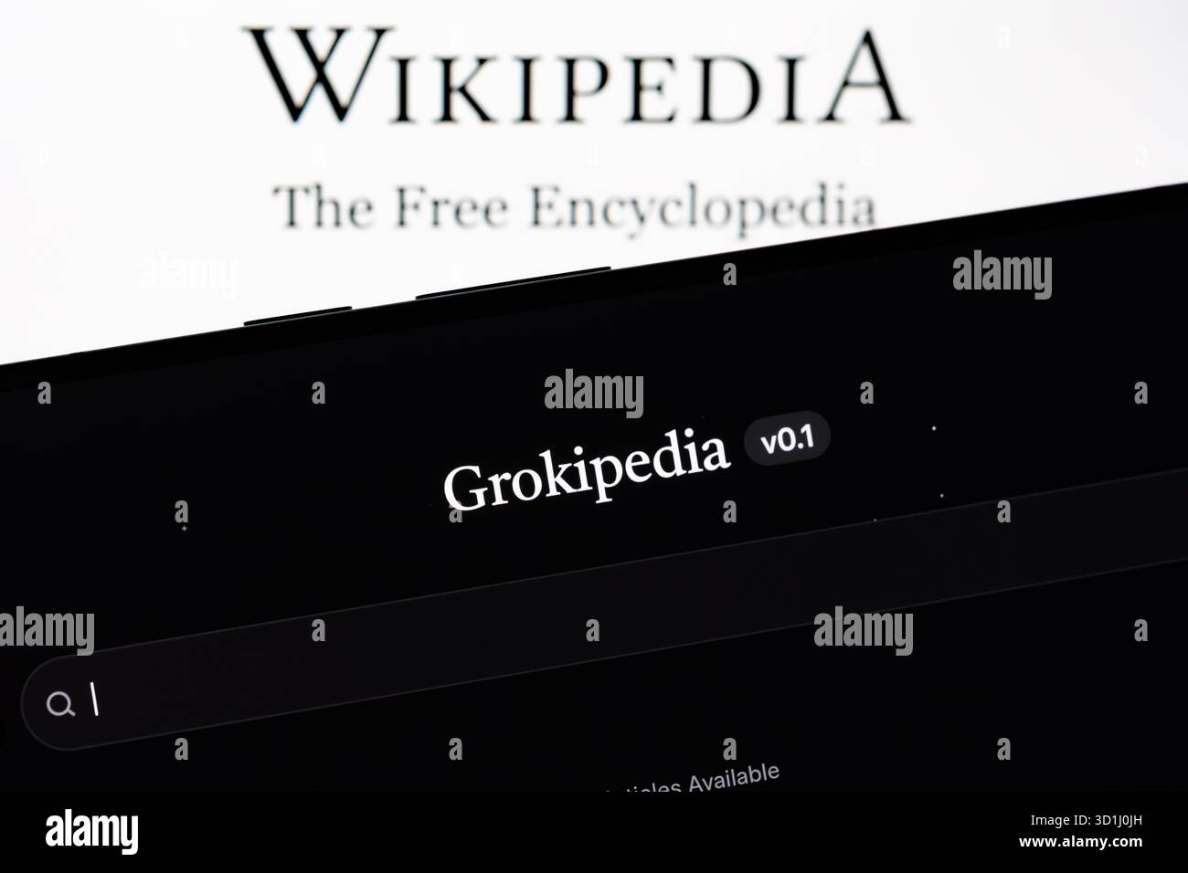 Grokipedia v0.1 Titel eingerahmt gegen verschwommene Wikipedia-Startseite. Konzept für den Wettbewerb Grokipedia gegen Wikipedia. Stafford, Großbritannien, Oktober Stockfoto