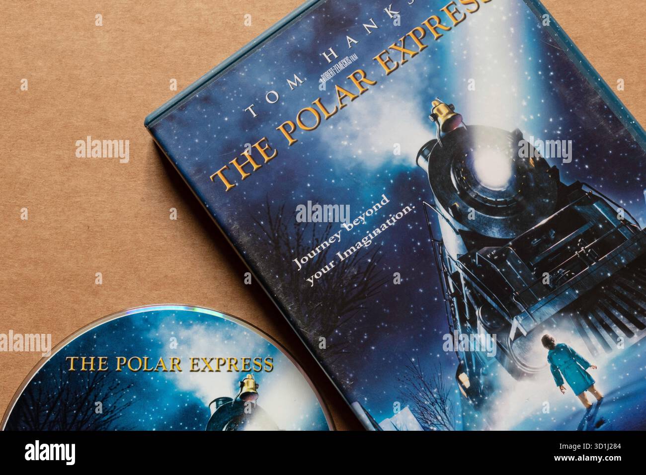 „The Polar Express“ DVD und Cover mit Tom Hanks und Filmbeschreibung, isoliert auf hellem Hintergrund. Stockfoto