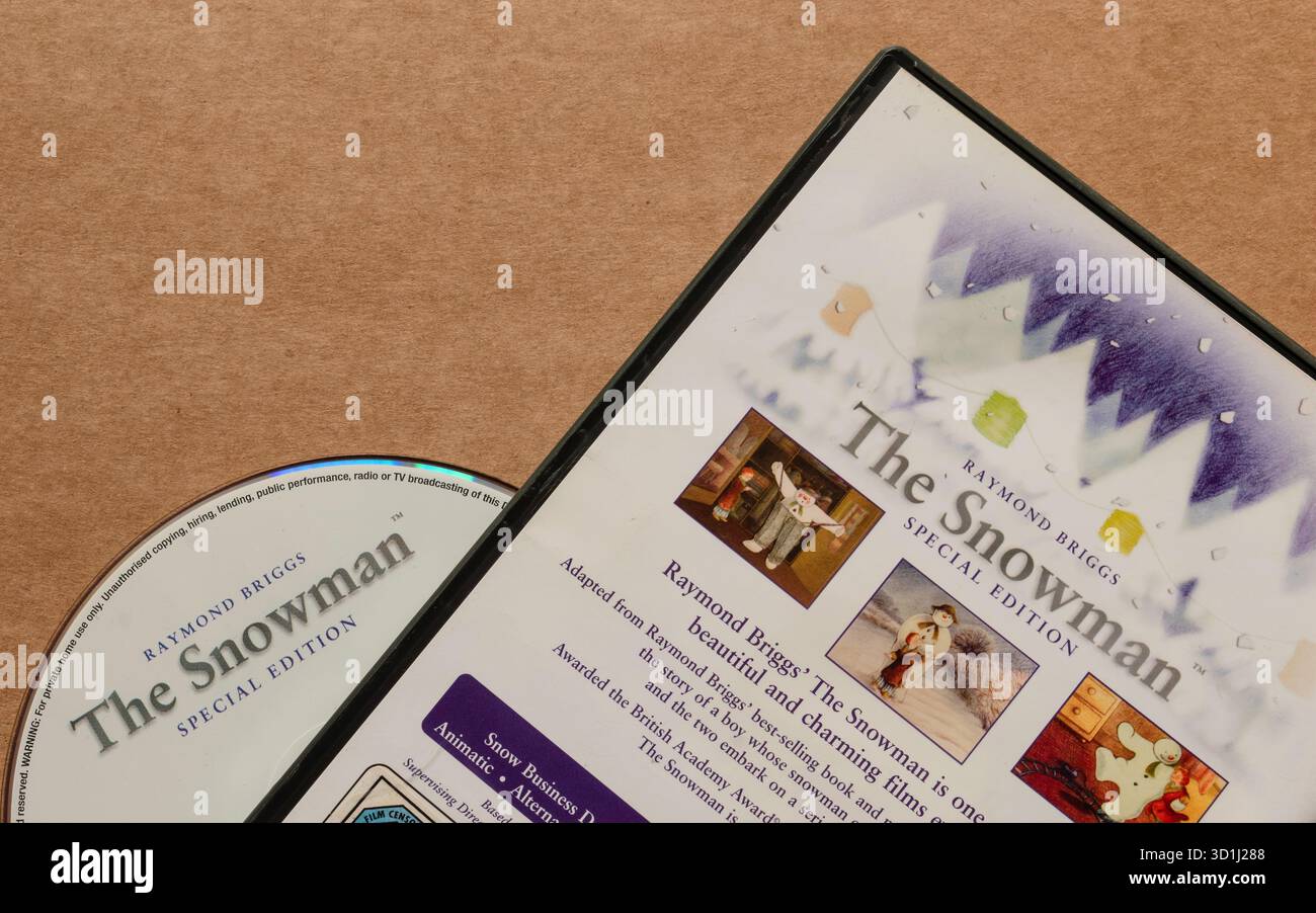 „Frosty the Snowman“ DVD-Disc mit Cover mit Filmstills, isoliert auf hellem Hintergrund. Stockfoto