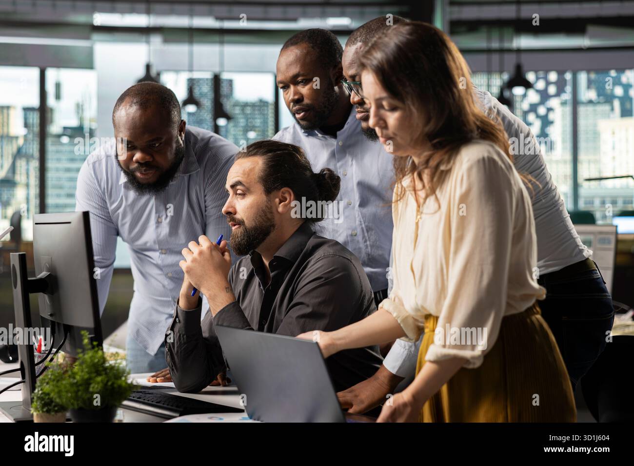 Mitarbeiter und Kollegen diskutieren im Meeting über geschäftliche intel und Leistungskennzahlen. Das Arbeitsteam multinationaler Unternehmen überprüft Berichte, Prognosen und Diagramme, um die Strategie aufeinander abzustimmen. Stockfoto