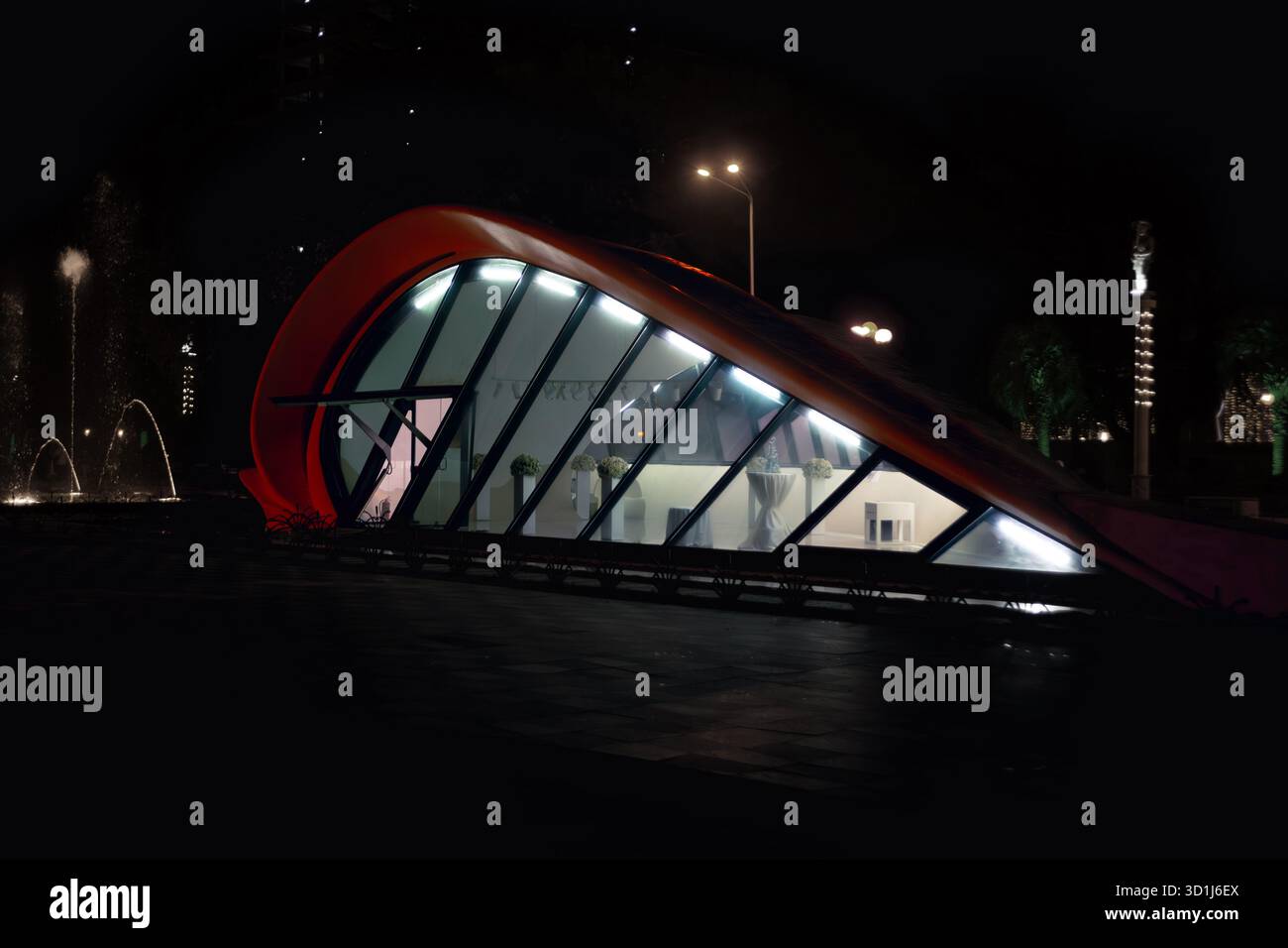 Eine moderne Glasarchitektur und urbane Reflexionen auf der Fassade, die klare Linien, Balance und minimalistische Design-Ästhetik zeigt Stockfoto