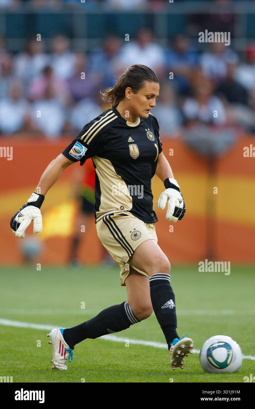 Deutsche Torhüterin Nadine Angerer im Kampf gegen Frankreich im Stadion im Borussia Park am 5. Juli 2011 in Mönchengladbach. Nur redaktionelle Verwendung. Kommerzielle Nutzung verboten. Stockfoto
