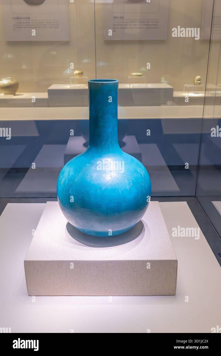 XiaPu Fujian China-14. August 2025: Eine blaue Vase im XiaPu Museum. Stockfoto
