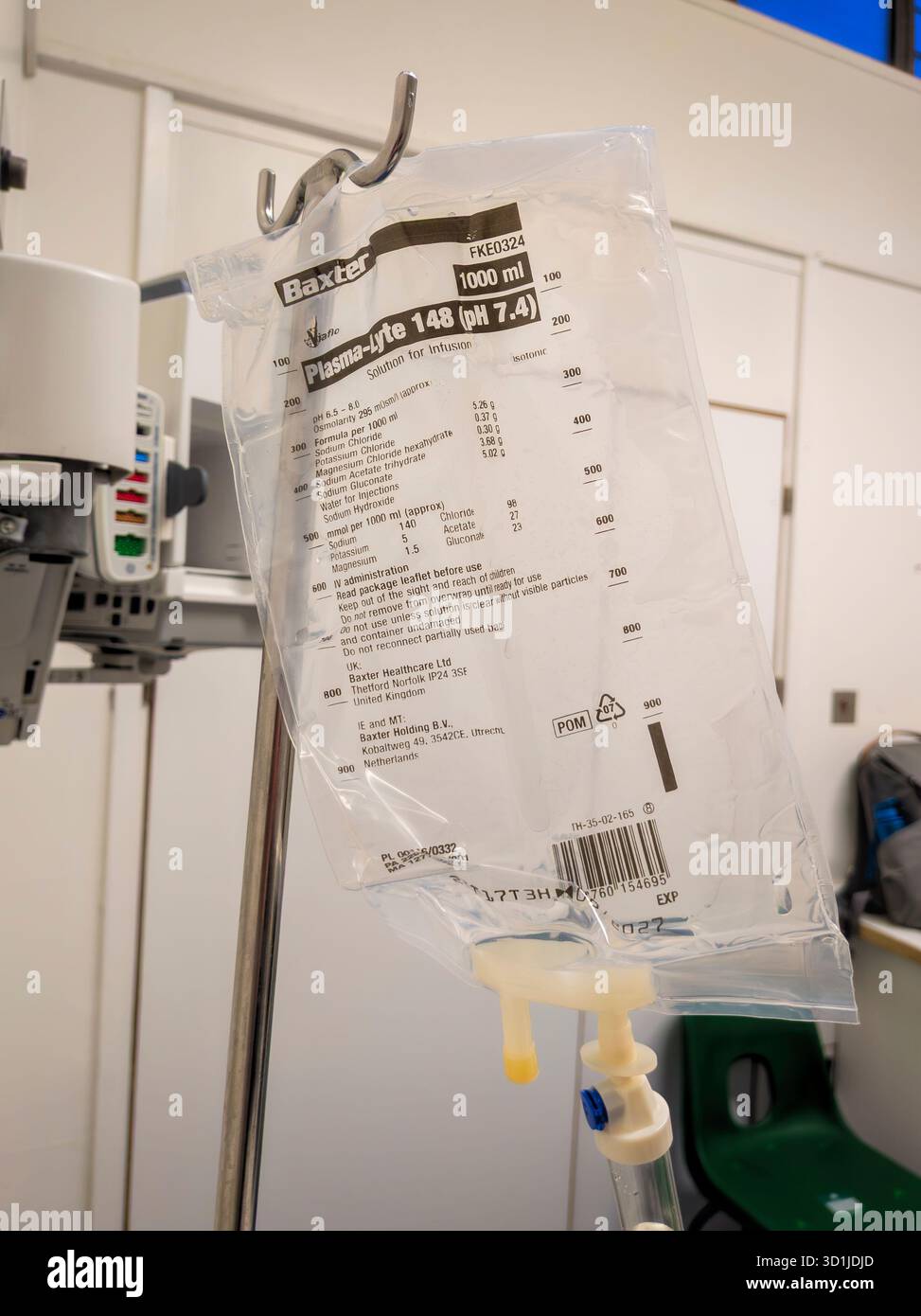 Ein leerer Beutel mit Kochsalzlösung, der seine Inhaltsstoffe enthält, für die intravenöse Therapie verwendet, Basingstoke Hospital, England. Konzept: NHS-Personal, Ärzte Stockfoto