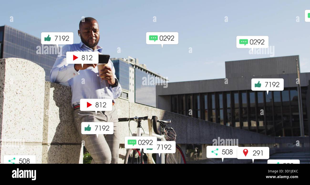 Legener Business-Gelegenheitsmann mit Tablet auf Dachkante, der Kaffee mit Fahrrad hält, schwimmende Symbole Stockfoto