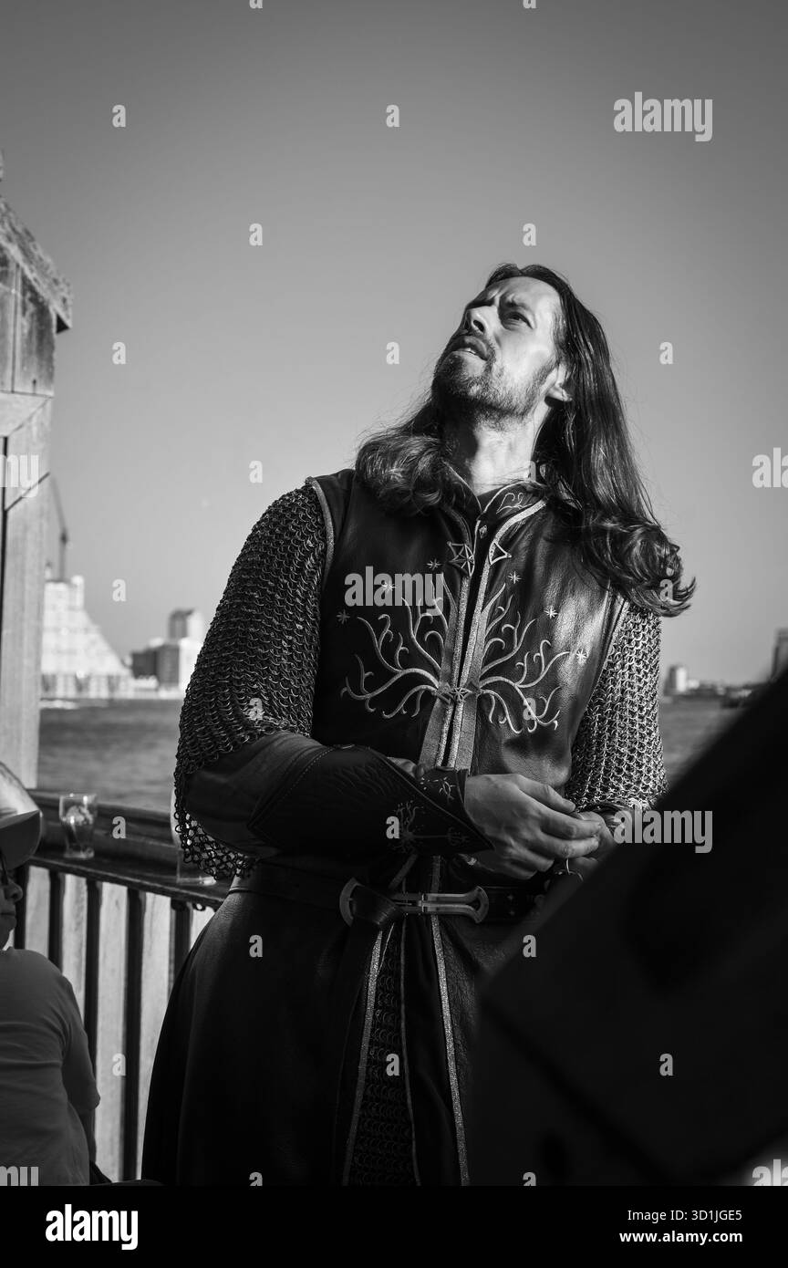 Londoner in Lord of the Rings Kostümen trinken im historischen The Grapes Pub, der Sir Ian McKellen gehört, an der Themse. Canary Wharf, London Stockfoto