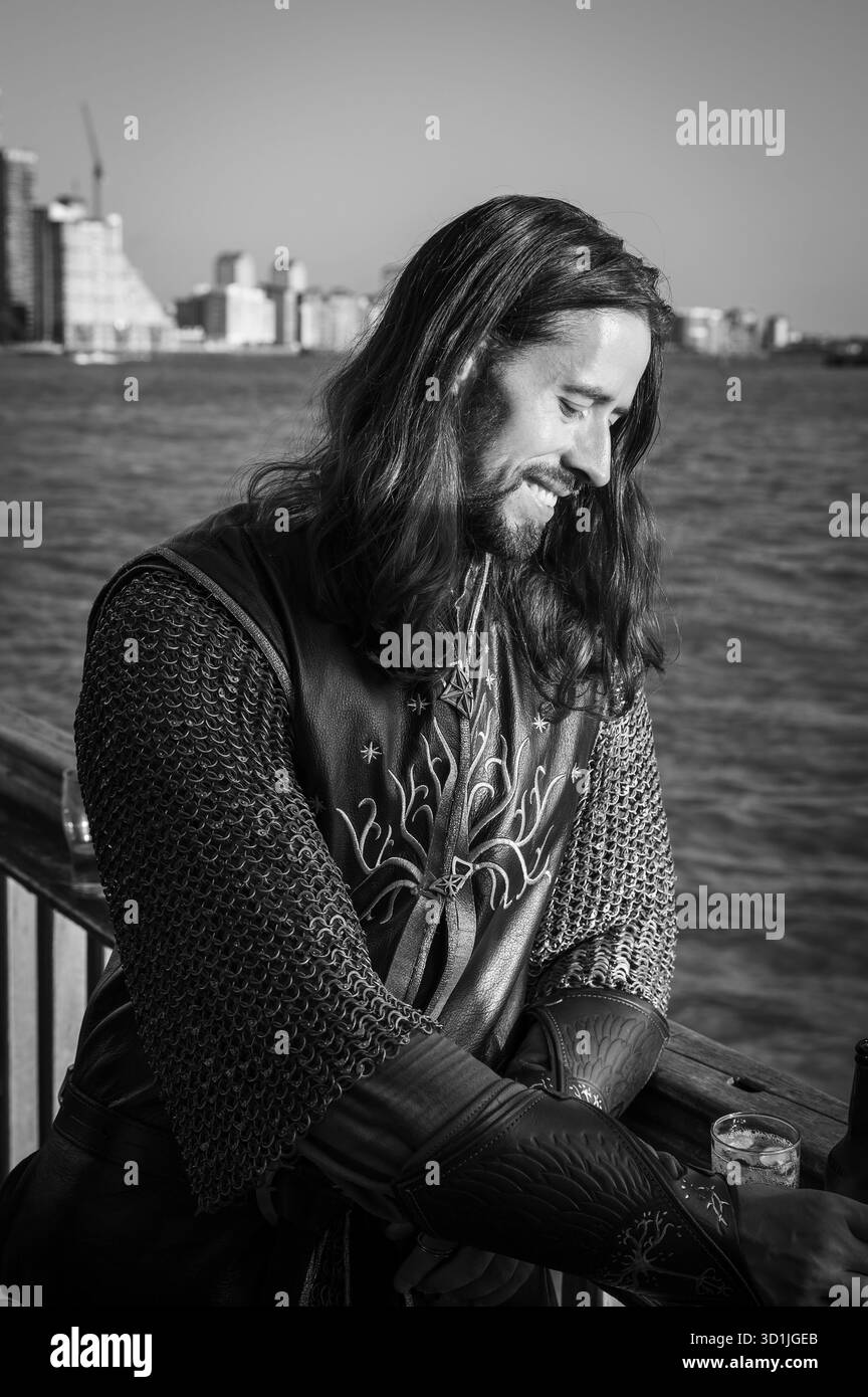 Londoner in Lord of the Rings Kostümen trinken im historischen The Grapes Pub, der Sir Ian McKellen gehört, an der Themse. Canary Wharf, London Stockfoto