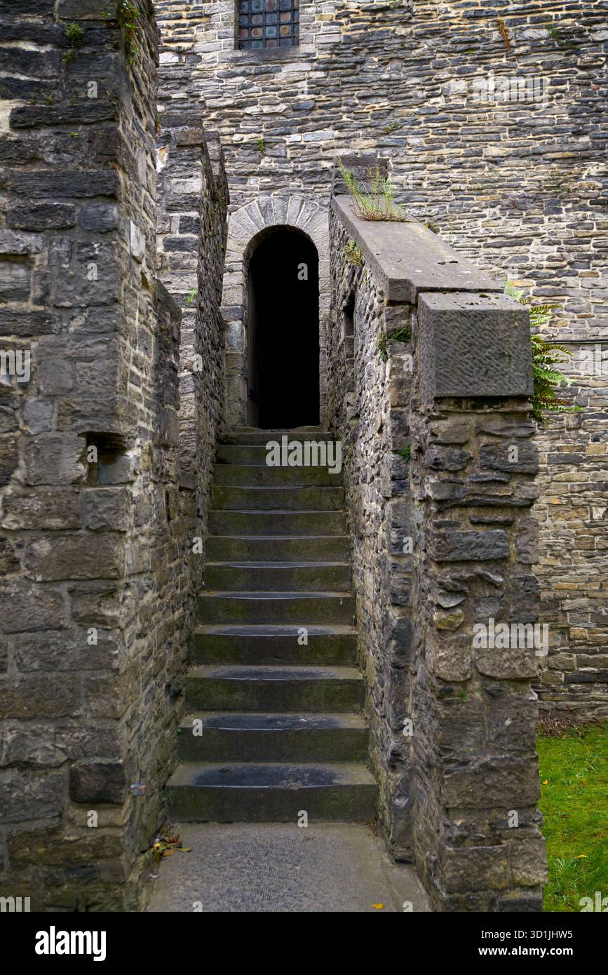 Steintreppe Historisches Schloss Gravensteen Gent Belgien. Gut abgenutzte Steintreppen betreten das historische mittelalterliche Schloss Gravensteen in Gent, Belgien. Stockfoto