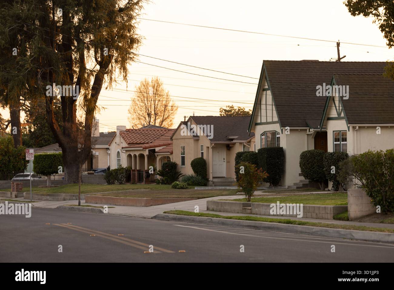 Sonnenuntergang scheint auf Einfamilienhäuser in der Nähe der Innenstadt von Rosemead, Kalifornien, USA. Stockfoto