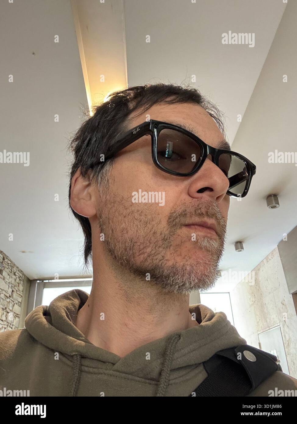 Unbekannte Person mit der Ray Ban Meta-Brille Stockfoto