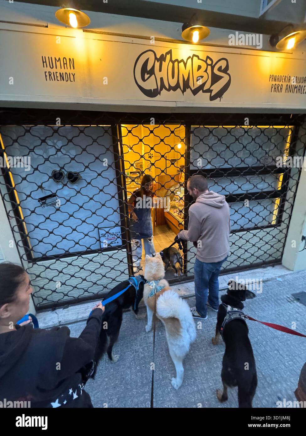 Hunde kamen in einem lokalen Lebensmittelgeschäft namens Chumbis in Buenos Aires, Argentinien, zusammen Stockfoto