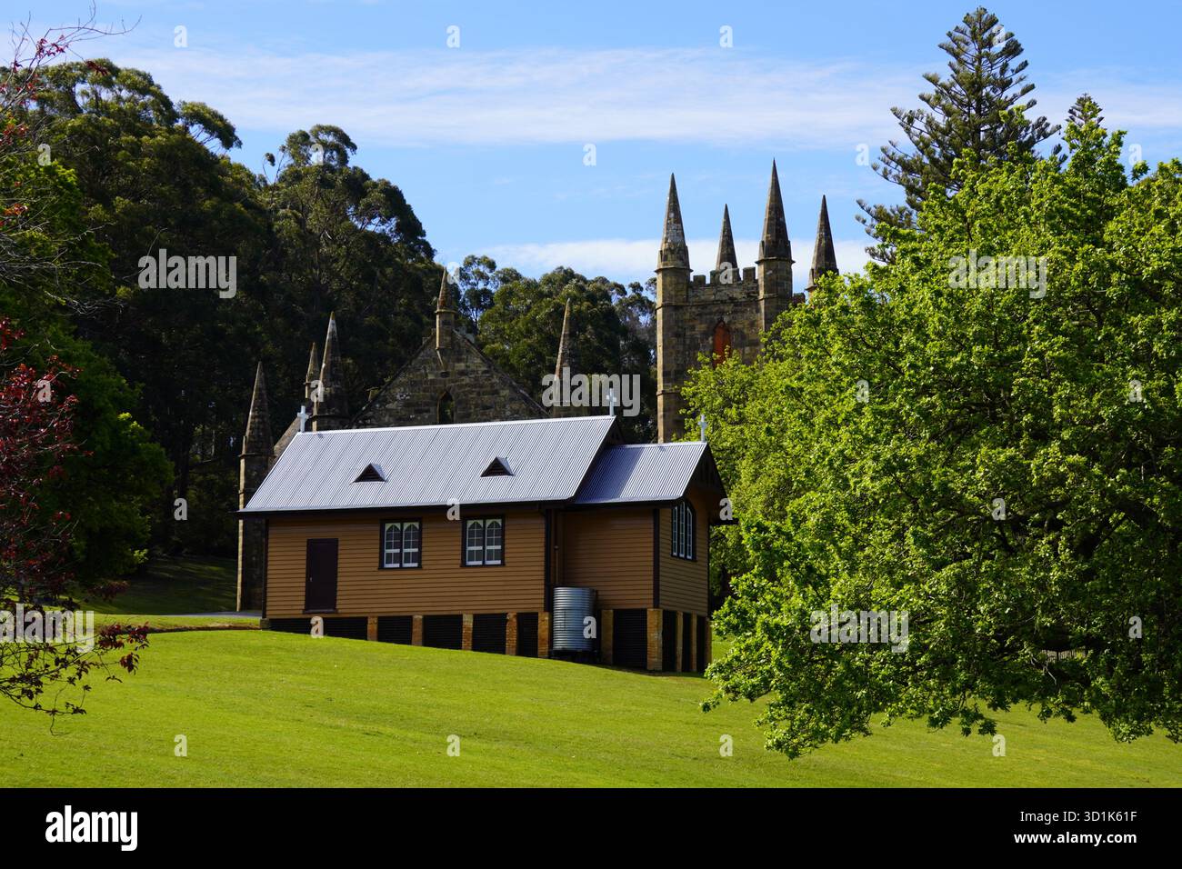 St. David’s Church in Port Arthur mit der Ruine der Sträflingskirche dahinter Stockfoto