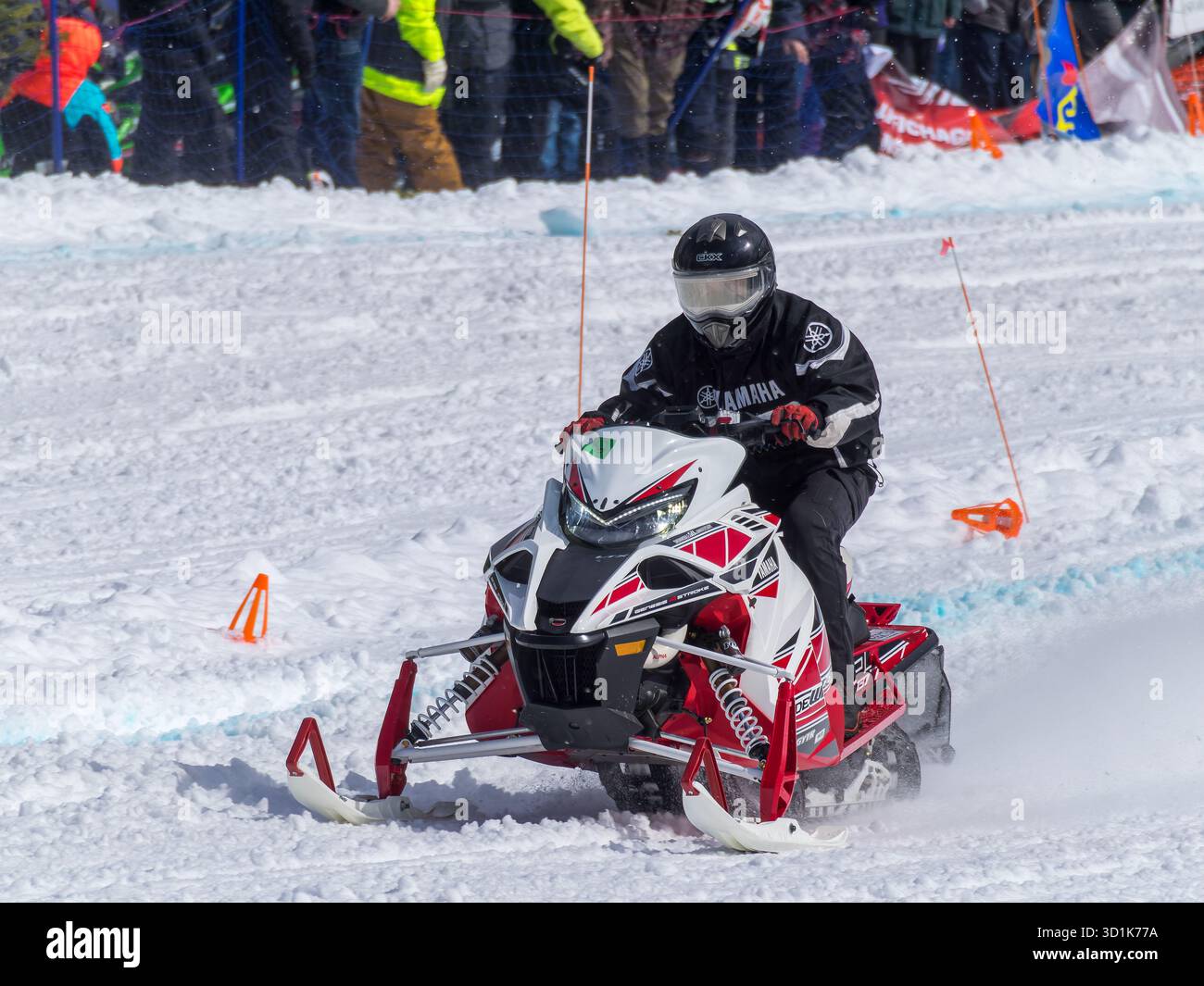 Schneemobil-Uphill-Schlepprennen auf den Pisten des Val Saint-Come Skigebietes in Quebec, Kanada Stockfoto
