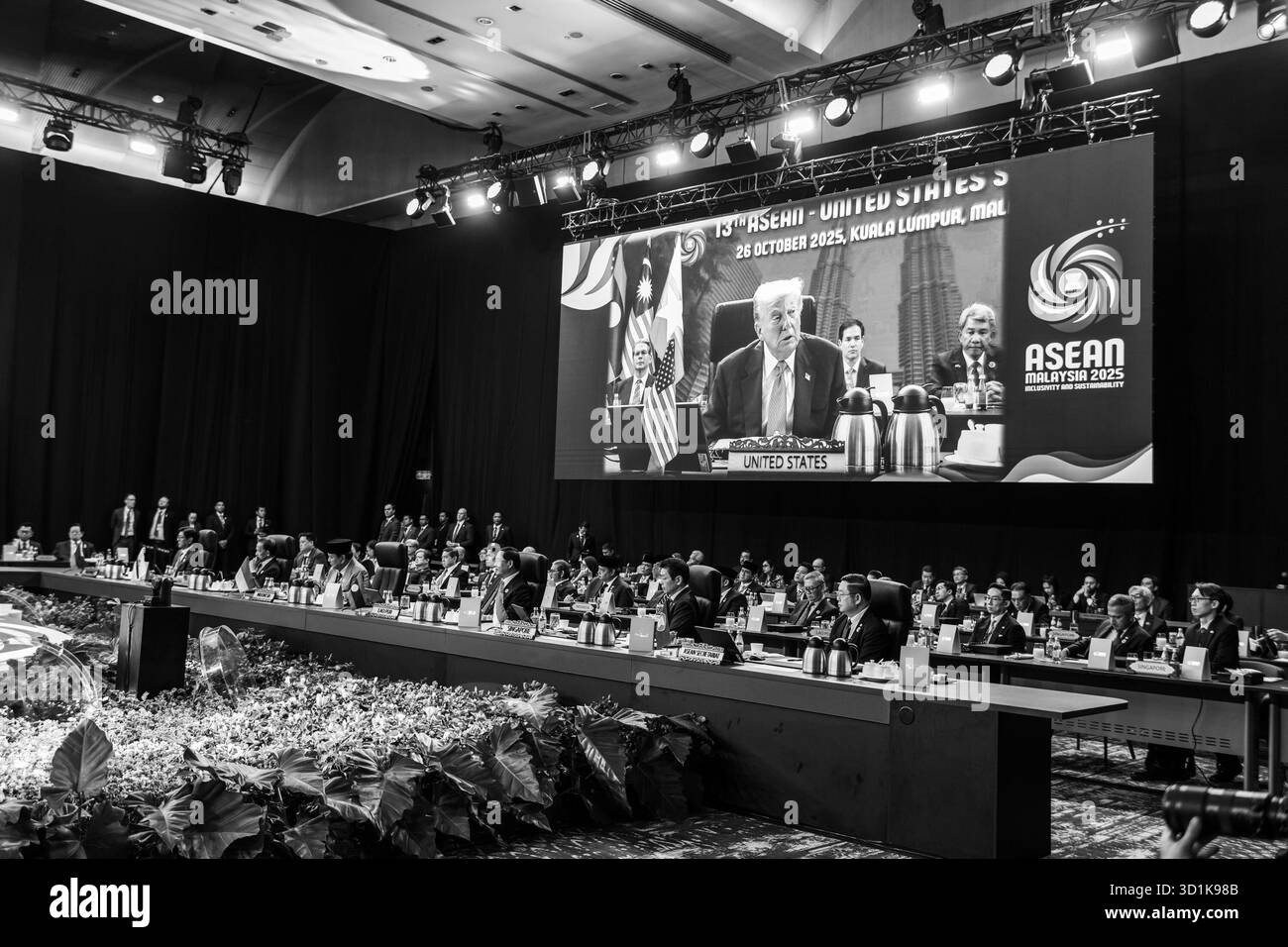 Präsident Donald Trump nimmt am Sonntag, 25. Oktober 2025, am ASEAN-Gipfel im Kuala Lumpur Convention Center in Malaysia Teil. (Offizielles Foto des Weißen Hauses von Daniel Torok) Stockfoto