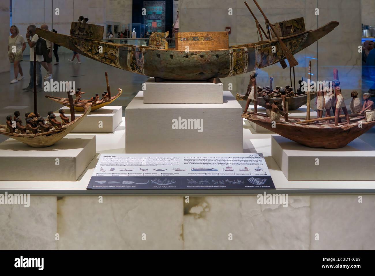 Alte ägyptische Holzmodelle mit Rudern, ausgestellt im Nationalen Museum für ägyptische Zivilisation NEMC in Kairo, Ägypten Stockfoto