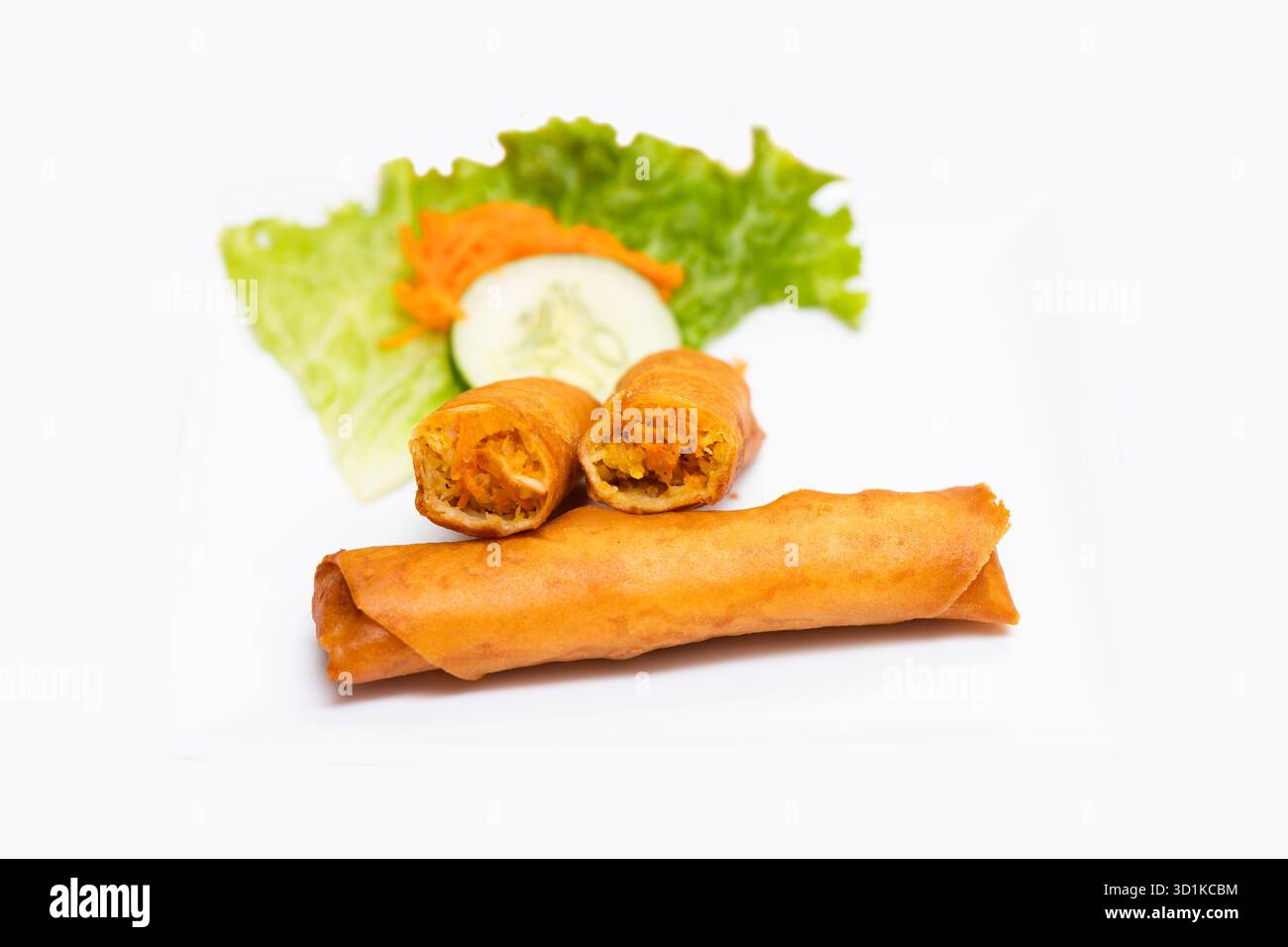 Knusprig gebratene Frühlingsrollen auf weißem Hintergrund Stockfoto
